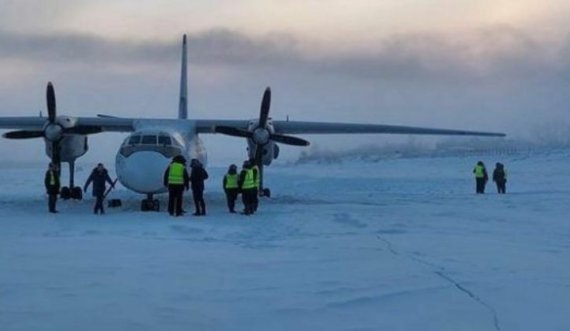 Avioni i pasagjerëve ulet gabimisht mbi lumin e ngrirë