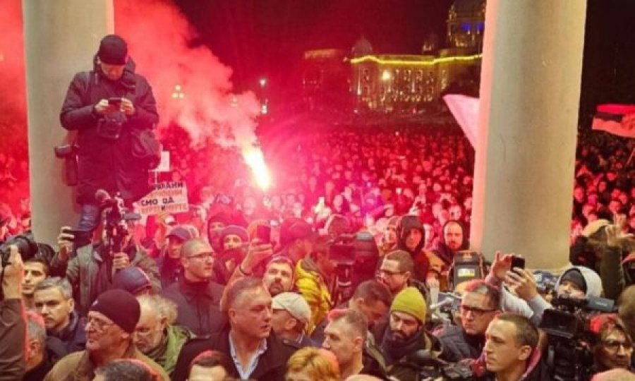 Beograd: Protestuesit nuk shpërndahen, i thonë policisë “shkoni në Kosovë”