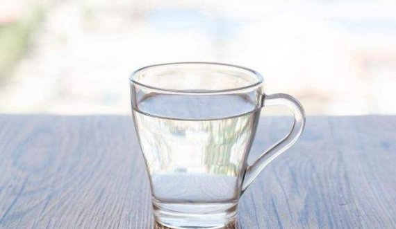 7 arsye pse duhet të konsumoni një gotë ujë të ngrohtë