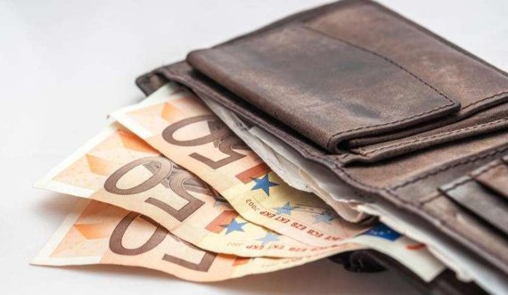 Viti: Gjetën portofolin me mbi 1 mijë euro në të, qytetarët e dorëzojnë në Polici 