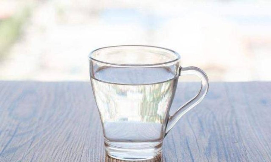 7 arsye pse duhet të konsumoni një gotë ujë të ngrohtë
