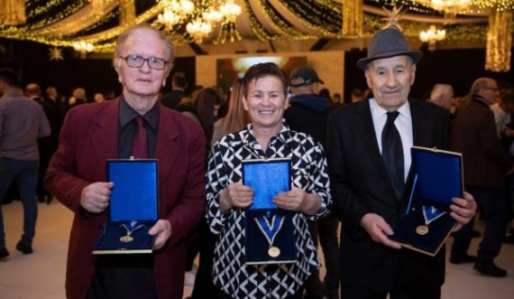 Presidentja Osmani nderoi me Medalje legjendat e basketbollit të Kosovës