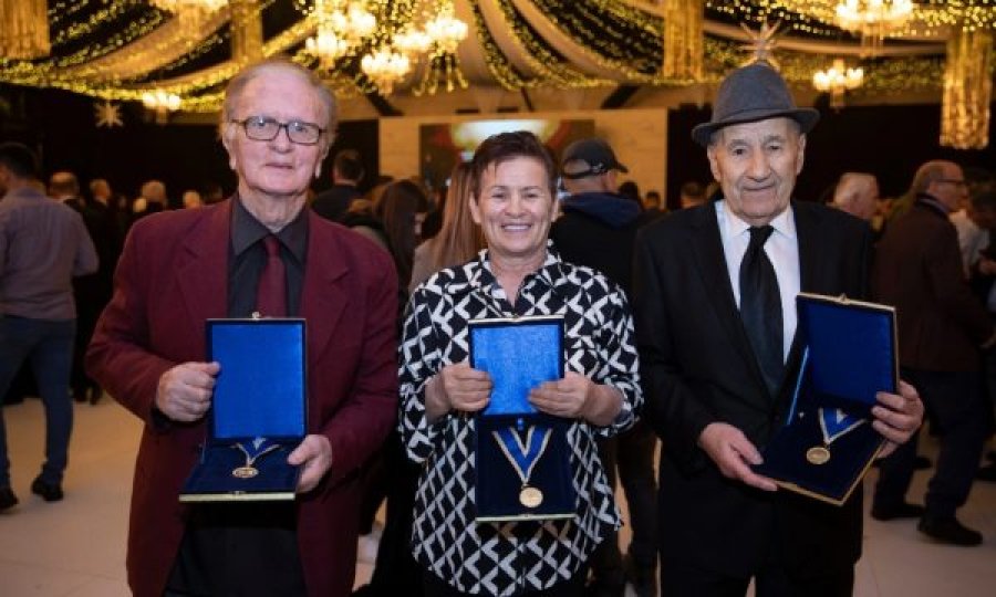 Presidentja Osmani nderoi me Medalje legjendat e basketbollit të Kosovës