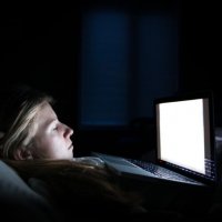 Keni dhimbje në shpinë dhe qafë: Mos i përdorni laptopët apo tabletët në shtrat!