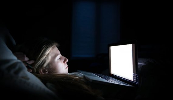 Keni dhimbje në shpinë dhe qafë: Mos i përdorni laptopët apo tabletët në shtrat!