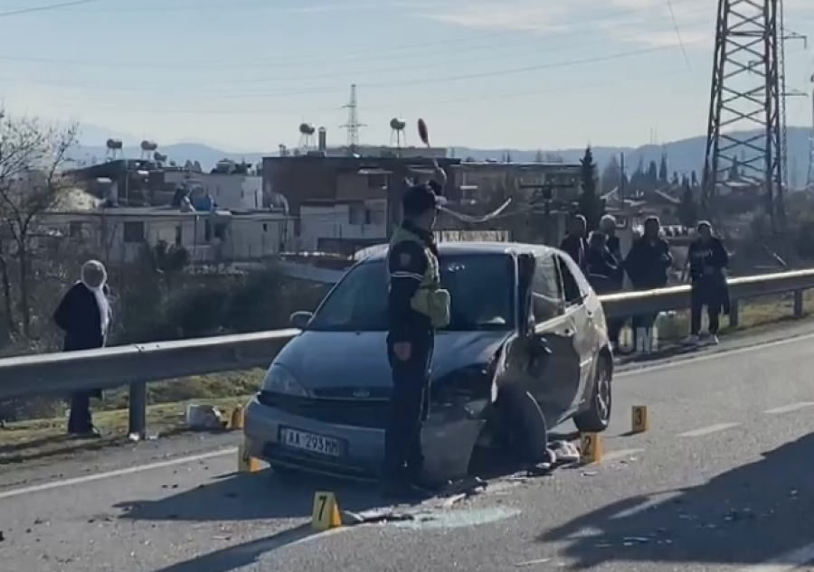 Dy vetura përplasen “kokë më kokë”
