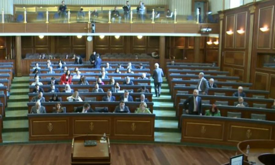Opozita lëshon sallën e Kuvendit