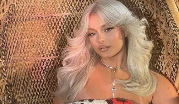 Bebe Rexha zbulon dekolten e saj, pamja e saj mahnitëse merr vëmëndje