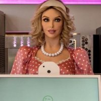 Duket si supermodele, kush është kukulla-robot që shërben kafe në Dubai