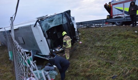 E rëndë: Rrokulliset autobusi me plot pasagjerë,  tre të vdekur