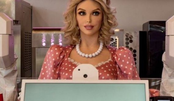 Duket si supermodele, kush është kukulla-robot që shërben kafe në Dubai