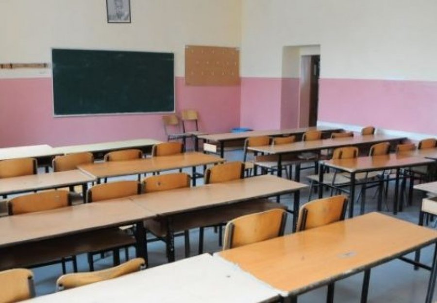 Mësimdhënësja në Gjakovë gjatë orës mësimore nxjerr nxënësin nga dritarja 