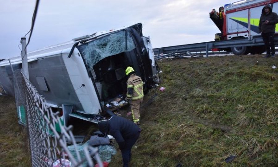 E rëndë: Rrokulliset autobusi me plot pasagjerë, tre të vdekur