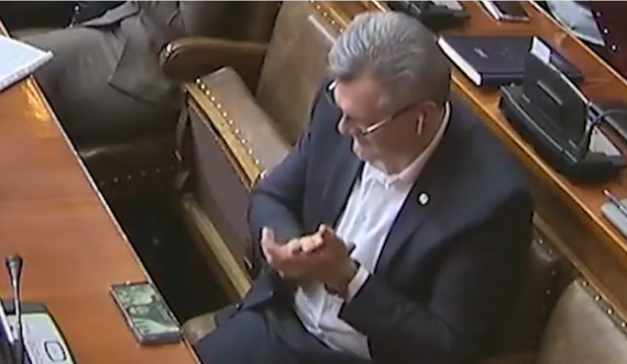 Deputeti serb shikon serial në telefon në Kuvend 