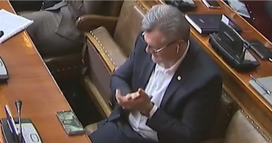 Deputeti serb shikon serial në telefon në Kuvend 