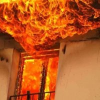 Përfshihet nga flakët një banesë, shpëtojnë mrekullisht anëtarët e një familje