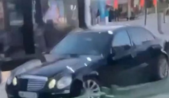 “Çmendet” shoferi, vozitë me veturë nëpër trotuarin e këmbësorëve