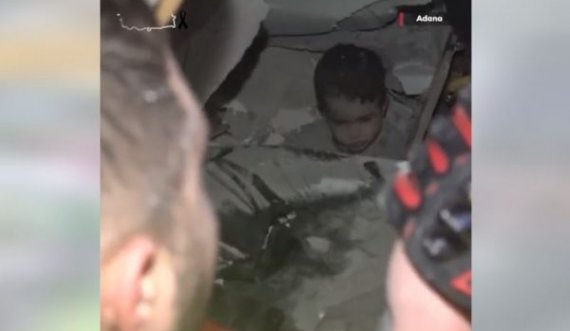 Një fëmijë i vogël nxirret nga gërmadhat e tërmetit në Turqi