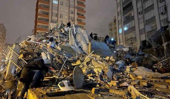 3 futbollistë në Turqi dalin nga rrënojat shëndoshë e mirë
