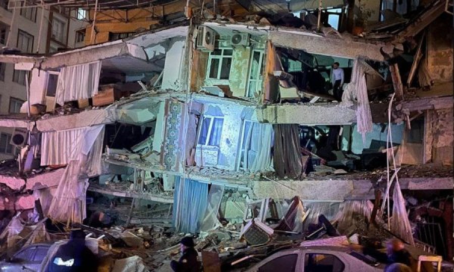Pamje të rënda: Ndërtesa të shembura nga tërmeti në Turqi