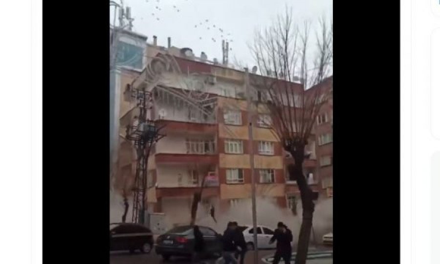 Shembet edhe një ndërtesë në Turqi pak orë pas tërmetit, njerëzit largohen nga paniku