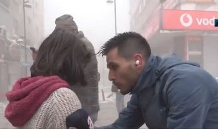Tërmeti në Turqi: Gazetari lë raportimin live, merr në krah vogëlushen e tmerruar dhe e qetëson, “Mos ki frikë”