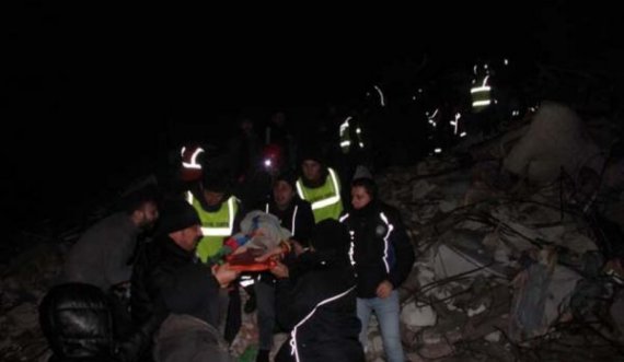 Ndodh mrekullia: Dy fëmijë të vegjël shpëtojnë nga rrënojat pas 26 orësh