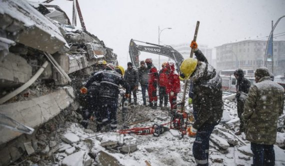 Punën e ekipeve të shpëtimit në në Turqi dhe Siri po e vështirëson moti 