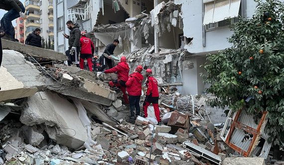 Shqiptari rrëfen përjetimet e tërmetit në Turqi: Zoti e di si kam dalë, shikoja në shkallë njerëz të shtrirë që binin nga lëkundjet