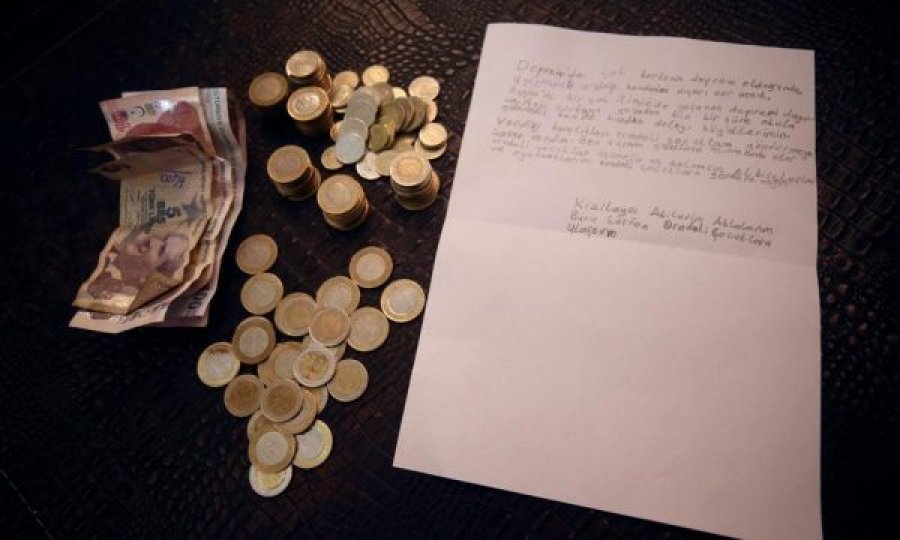 Gjesti prekës: 9-vjeçari turk dhuron kursimet e tij për të prekurit nga tërmeti, shkruan edhe një letër emocionuese 