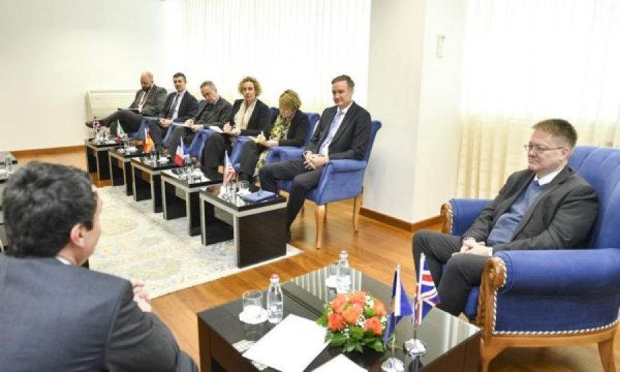 Kurti i njoftoi ambasadorët për mbledhjen e Këshillit të Sigurisë së Kosovës