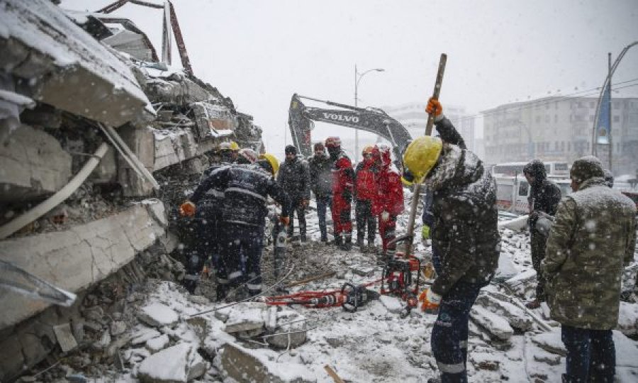 Punën e ekipeve të shpëtimit në në Turqi dhe Siri po e vështirëson moti 
