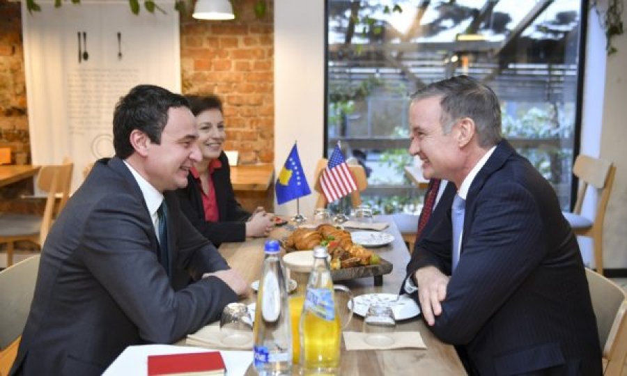 Albin Kurti takon përfaqësuesin e SHBA-së në OSBE, flasin për dialogun