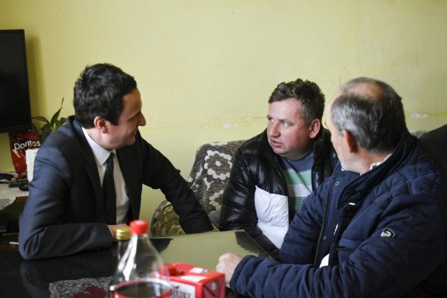 Kurti me Rashiqin vizitojnë dy familje serbe