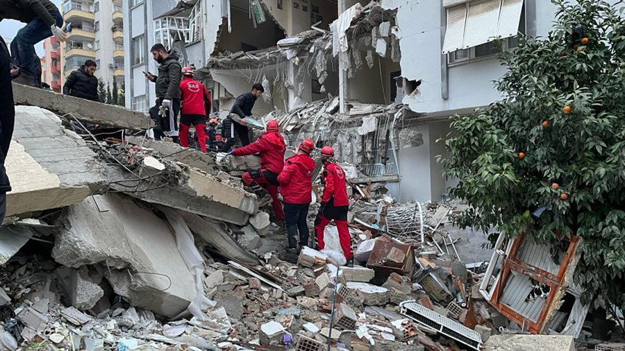 Shqiptari rrëfen përjetimet e tërmetit në Turqi: Zoti e di si kam dalë, shikoja në shkallë njerëz të shtrirë që binin nga lëkundjet
