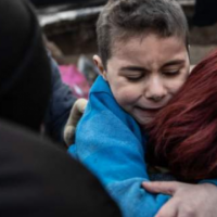 Emocionuese: 8- vjeçari bashkohet me nënën pas 52 orësh i bllokuar në rrënoja