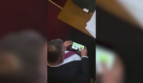 Është miratuar dorëheqja e deputetit që ka parë videon porno në Kuvend