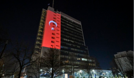 Me ngjyrat e flamurit të Turqisë ndriçohet objekti i Qeverisë