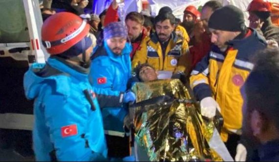 Çokollatë kërkoi një 16-vjeçar turk pas 65 orësh nën rrënoja