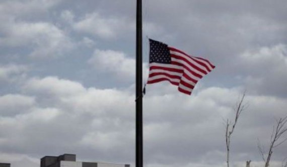Për viktimat në Turqi dhe Siri, ambasada e ShBA-së ul flamurin në gjysmështizë