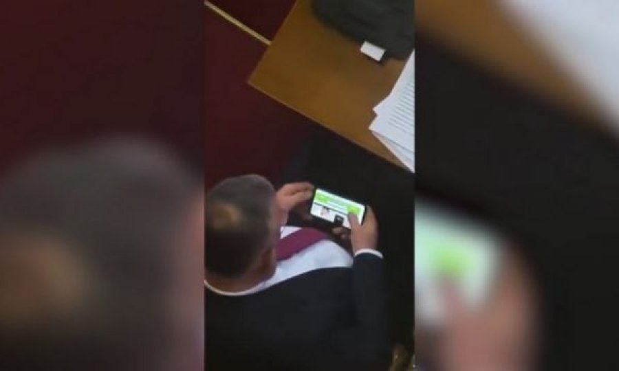 Është miratuar dorëheqja e deputetit që ka parë videon porno në Kuvend