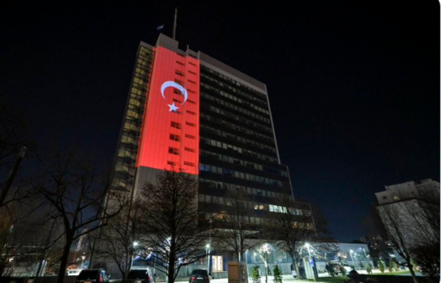 Me ngjyrat e flamurit të Turqisë ndriçohet objekti i Qeverisë