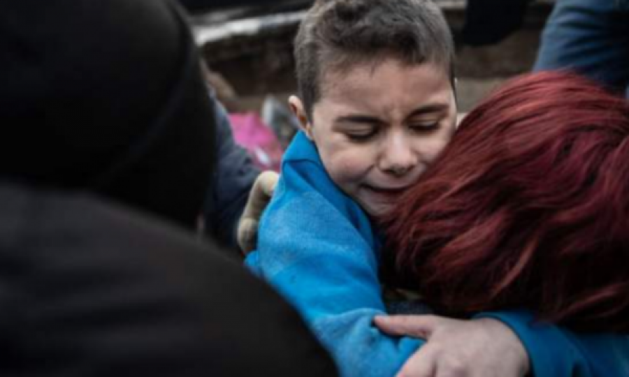 Emocionuese: 8- vjeçari bashkohet me nënën pas 52 orësh i bllokuar në rrënoja