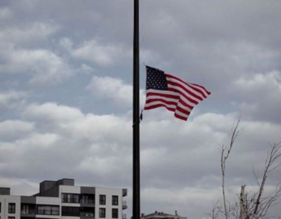 Për viktimat në Turqi dhe Siri, ambasada e ShBA-së ul flamurin në gjysmështizë