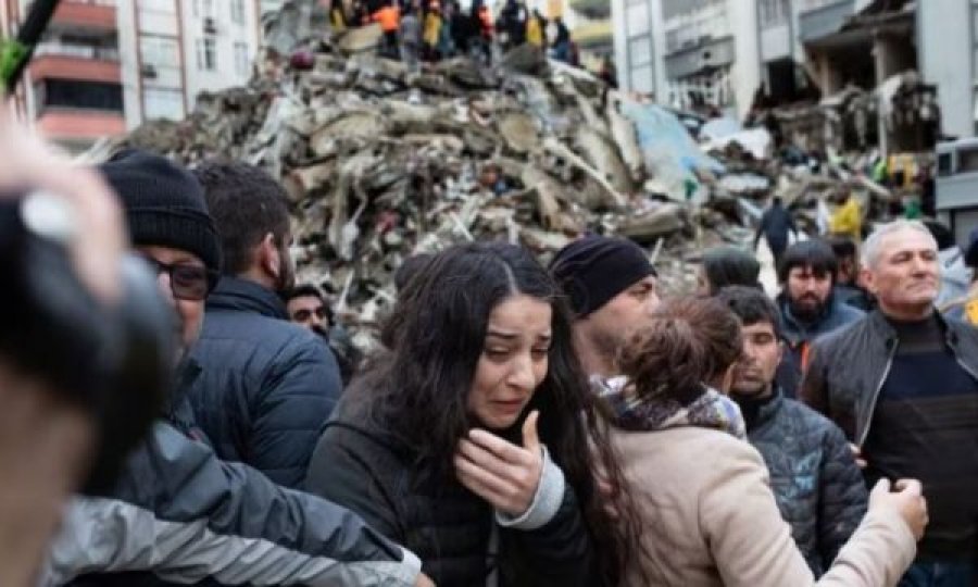 Pas shpëtimit të fëmijës 2 vjeçar, FSK po përpiqet ta shpëtojë edhe nënën nga rrënojat