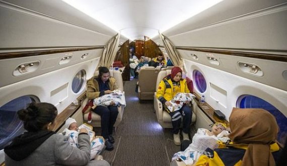 Foshnjat e shpëtuara nga tërmeti dërgohen në Ankara me avionin e Erdoganit
