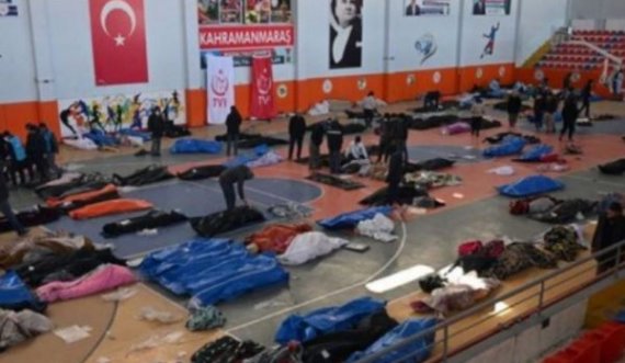 Pamje të trishta: Palestrat e shkollave në Turqi mbushen me trupat e viktimave të tërmetit