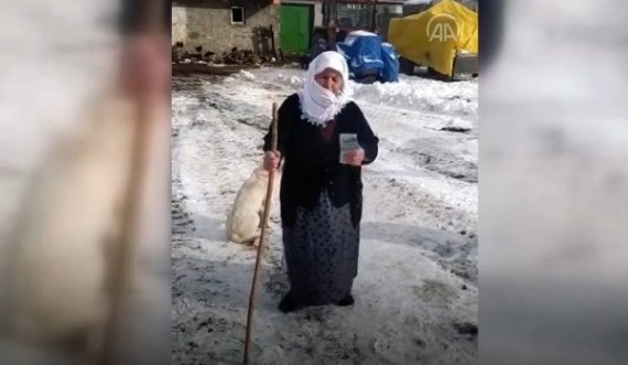 E moshuara në Turqi shet viçin dhe i dhuron paratë