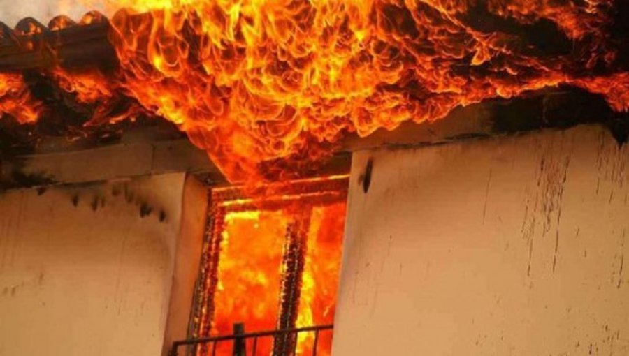 Zjarr në katin e katërt të një banese, raportohet për tre persona të plagosur 