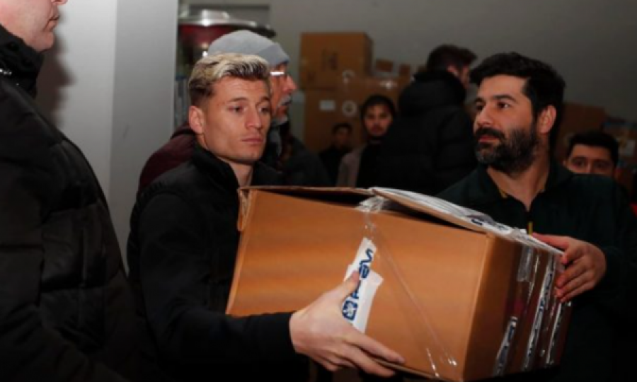 Ky futbollis shqiptar po i ndihmon të prekurit nga tërmeti shkatërrues në Turqi